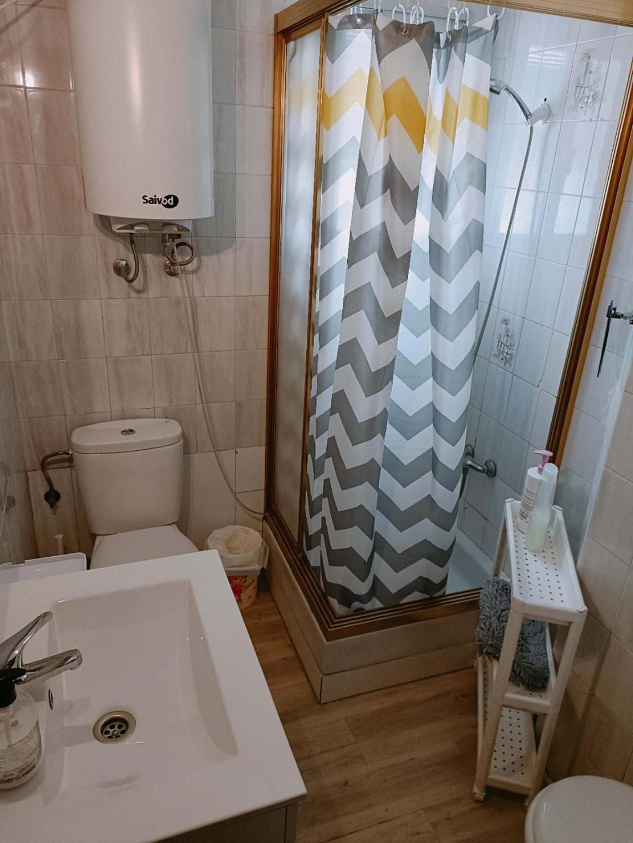 8 Mins Walk To Train Station Low Cost Youth Hostel Sevilla Eksteriør bilde