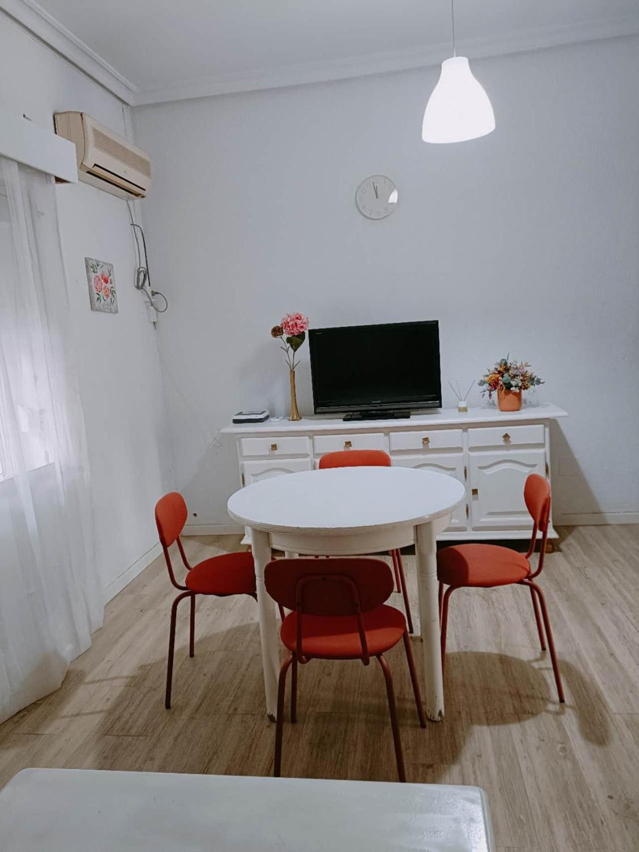 8 Mins Walk To Train Station Low Cost Youth Hostel Sevilla Eksteriør bilde