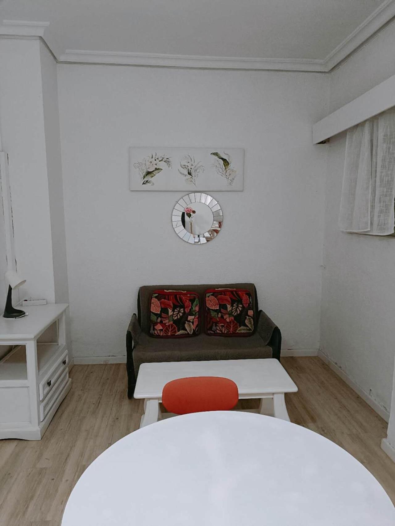 8 Mins Walk To Train Station Low Cost Youth Hostel Sevilla Eksteriør bilde