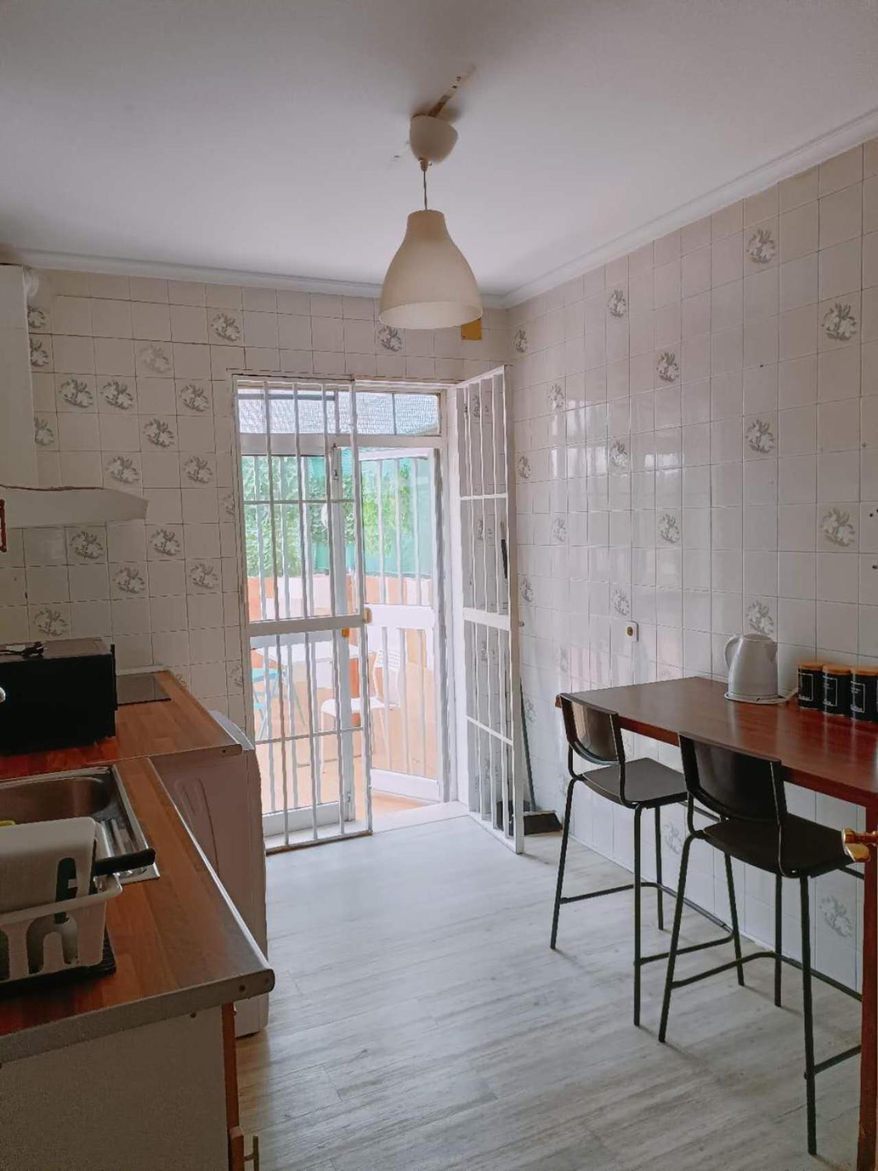 8 Mins Walk To Train Station Low Cost Youth Hostel Sevilla Eksteriør bilde