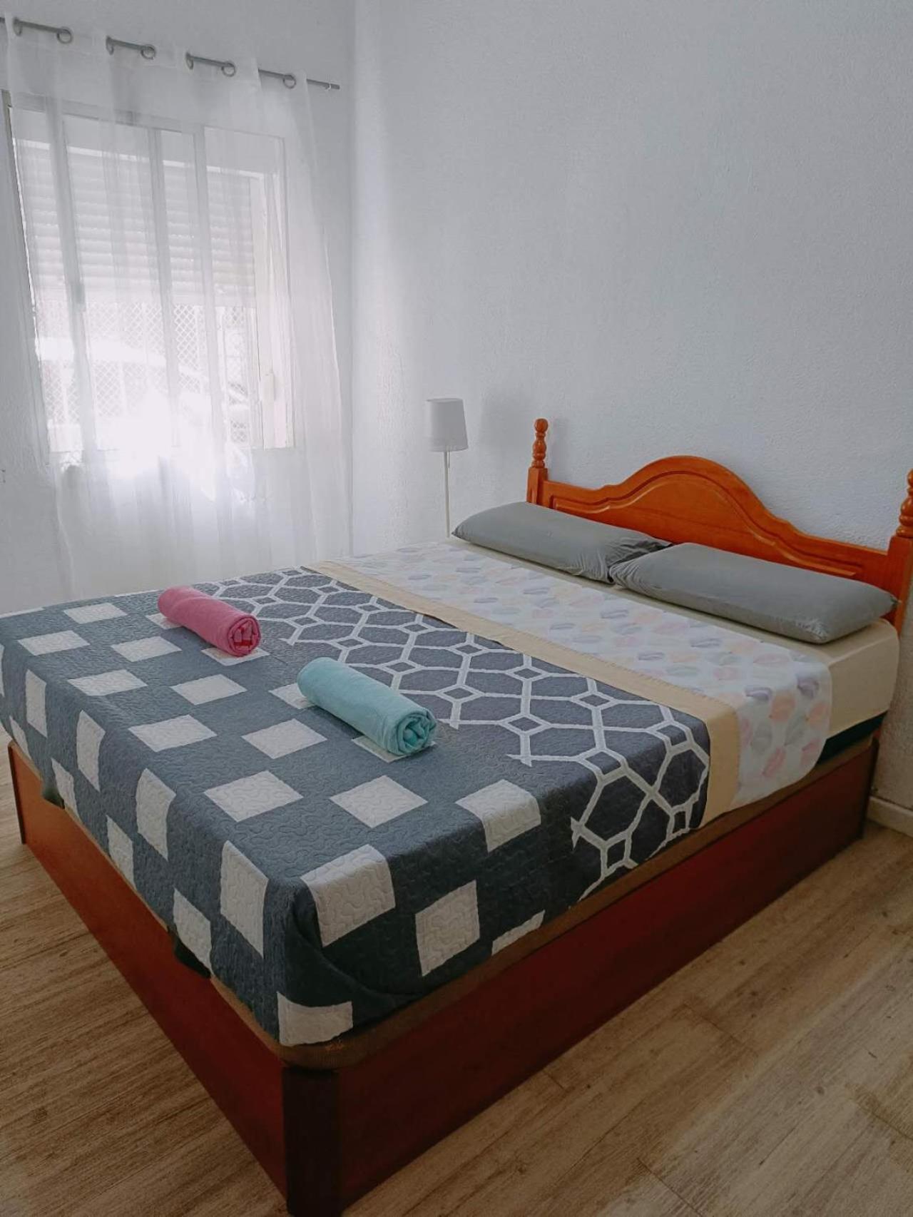 8 Mins Walk To Train Station Low Cost Youth Hostel Sevilla Eksteriør bilde
